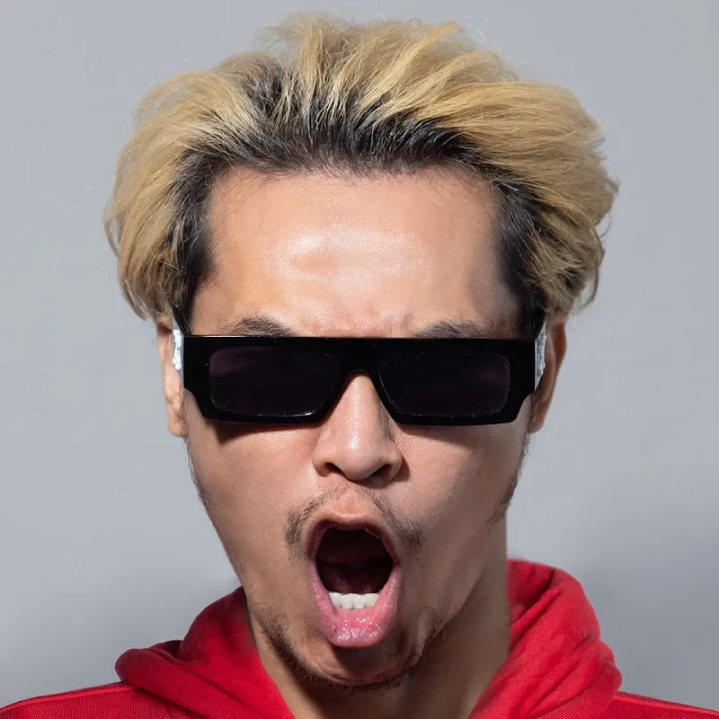 จารย์บี ปีศาจแดง